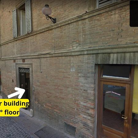 Netflix - Centro Storico Urbino Apartment Luaran gambar